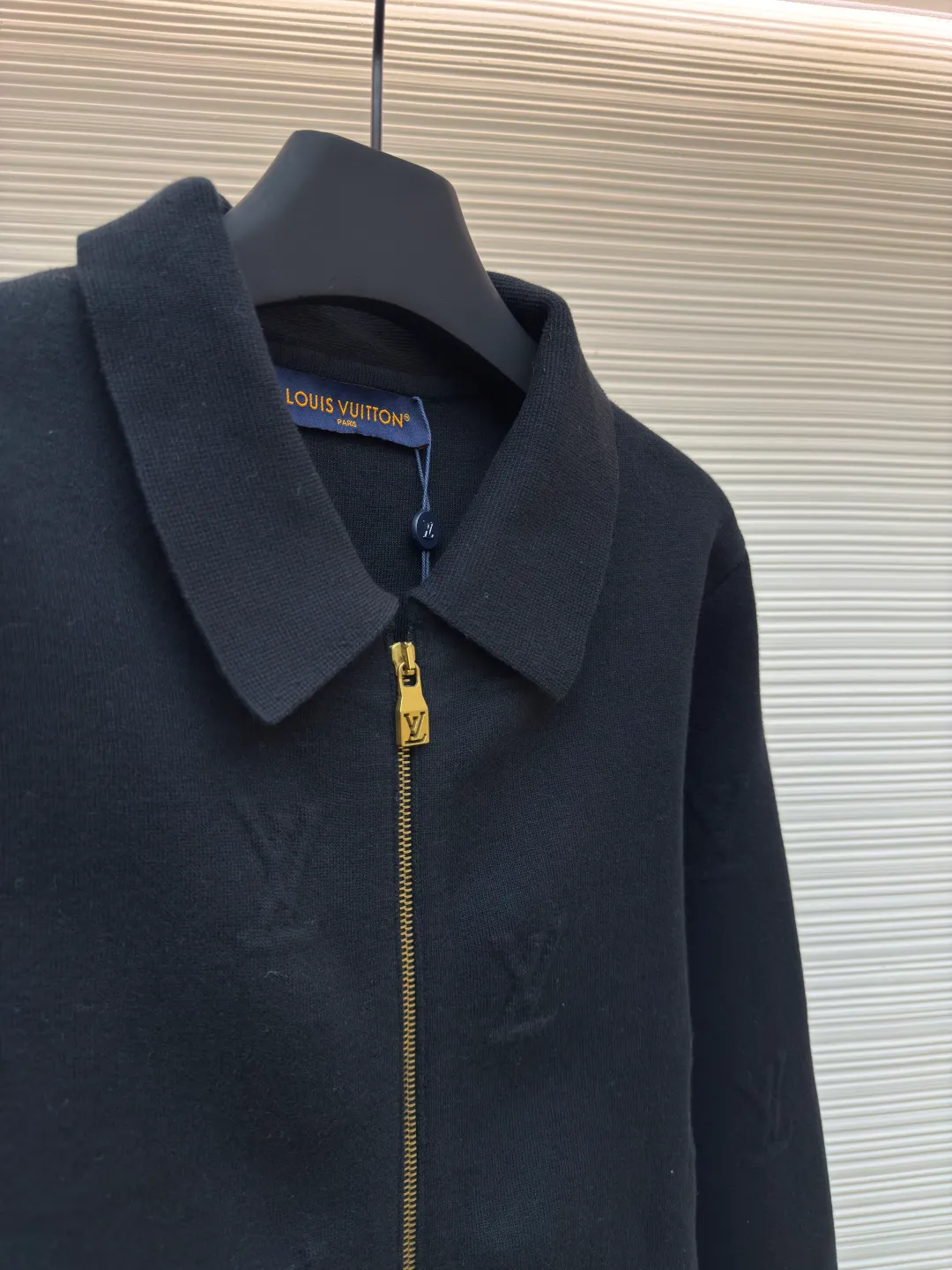 LOUIS VUITTON dark pattern embossed woolen jacket ●Authentic product: Purchased and developed by 24248 ●Item number: 1680578-D15 ●Fabrics: combed cotton fabric ●Technology: embossed woolen fabric ●Version: fitted version ●Weight: about 705 grams ●Size: XS-S-M-L ●Description: Lapel zipper cardigan. The yarn is made of 2 strips of 2/60 fully combed cotton on the bottom + 5 strips of polyester + 1 strip of high-elastic drawstring. The loom is a 14-needle STOLL machine imported from Germany. Each piece of weaving takes 390 minutes. Due to the particularity of this organization, the stability requirements of the machine are very high, and many machines cannot do it. The weaving time is very long, and it is easy to produce waste pieces when weaving the piece, and the loss will be very large; the sewing disc is sewn with a 20-needle disc. The overall wiring is straight and delicate, the fabric is comfortable and soft, and the color is consistent without color difference. It can be matched with the same style to create a fashionable look and control various occasions. Customized accessories, complete with three standards, same style for men and women!